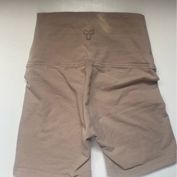 Aritzia TNA shorts ; size 2XS - Picture 2 of 3